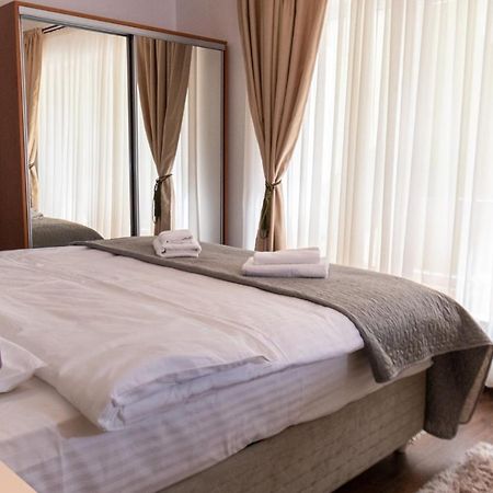 Nature Apartment - Minutes Away From The Old Town And Afi Mall Брашов Екстериор снимка